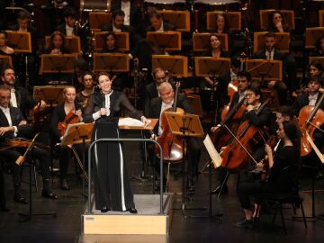 Alondra de la Parra, directora titular y art&iacute;stica de la Orcam, el 6 de marzo en el momento en el que se dirigi&oacute; al p&uacute;blico para explicar algunos detalles de la Sinfon&iacute;a n&ordm;1, de Gustav Mahler. La pieza abri&oacute; el primer ciclo de conciertos de la formaci&oacute;n madrile&ntilde;a en el Teatro Auditorio de San Lorenzo de El Escorial, espacio inaugurado en 2006. 