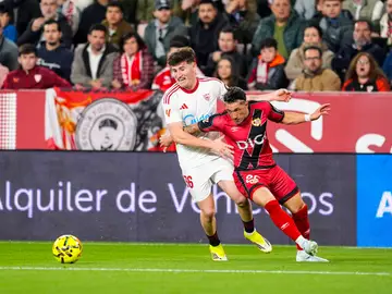 El Pacha Espino y Oso luchan por una pelota Alfonso Espino of Rayo Vallecano and Joaquin Oso of Sevilla FC in action during the Spanish league, LaLiga EA Sports, football match played between Sevilla FC and Rayo Vallecano at Ramon Sanchez-Pizjuan stadium on March 8, 2026, in Sevilla, Spain.AFP7 08/03/2026 ONLY FOR USE IN SPAIN