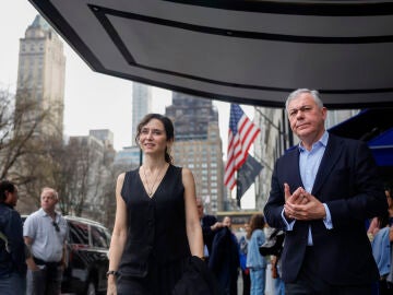 NUEVA YORK, 08/03/2026.- La presidenta de la Comunidad de Madrid, Isabel D&iacute;az Ayuso (i), hoy domingo en la primera jornada de su viaje institucional a Nueva York (Estados Unidos), donde ha mantenido un encuentro con el alcalde de Sevilla, Jos&eacute; Luis Sanz (d). EFE/Comunidad de Madrid SOLO USO EDITORIAL/SOLO DISPONIBLE PARA ILUSTRAR LA NOTICIA QUE ACOMPA&Ntilde;A (CR&Eacute;DITO OBLIGATORIO) 