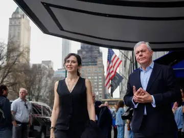 Isabel Díaz Ayuso en Nuva York NUEVA YORK, 08/03/2026.- La presidenta de la Comunidad de Madrid, Isabel Díaz Ayuso (i), hoy domingo en la primera jornada de su viaje institucional a Nueva York (Estados Unidos), donde ha mantenido un encuentro con el alcalde de Sevilla, José Luis Sanz (d). EFE/Comunidad de Madrid SOLO USO EDITORIAL/SOLO DISPONIBLE PARA ILUSTRAR LA NOTICIA QUE ACOMPAÑA (CRÉDITO OBLIGATORIO)