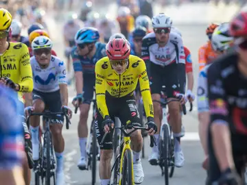 Paris-Nice cycling race - Stage 1 Carrieres-sous-Poissy (France), 08/03/2026.- Danish rider Jonas Vingegaard (C) of Team Visma-Lease a Bike crosses the finish line during the first stage of the 84th edition of the Paris-Nice cycling race, 170,9 km from Acheres to Carrieres-sous-Poissy, France, 08 March 2026. (Ciclismo, Francia) EFE/EPA/CHRISTOPHE PETIT TESSON