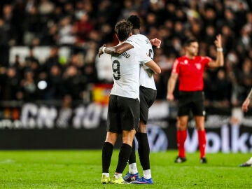 Hugo Duro of Valencia CF celebrates a goal with teammates during the Spanish league, LaLiga EA Sports, football match played between Valencia CF and Deportivo Alaves at Mestalla stadium on March 8, 2026, in Valencia, Spain. AFP7 08/03/2026 ONLY FOR USE IN SPAIN