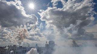 GRAFCVA2553. VAL&Egrave;NCIA, 09/03/2026.- Miles de personas siguen cada d&iacute;a la Masclet&agrave; de las Fallas 2026 en la Plaza del Ayuntamiento de Val&egrave;ncia hoy lunes a cargo de Pirotecnia Tur&iacute;s, de Tur&iacute;s (Valencia), que ha disparado 160 kilos de material pirot&eacute;cnico en siete minutos. EFE/Manuel Bruque 