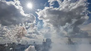 Mascletà de las Fallas 2026 hoy lunes a cargo de Pirotecnia Turís GRAFCVA2553. VALÈNCIA, 09/03/2026.- Miles de personas siguen cada día la Mascletà de las Fallas 2026 en la Plaza del Ayuntamiento de València hoy lunes a cargo de Pirotecnia Turís, de Turís (Valencia), que ha disparado 160 kilos de material pirotécnico en siete minutos. EFE/Manuel Bruque