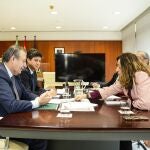 El presidente de la Diputaci&oacute;n de Sevilla y la consejera de Educaci&oacute;n