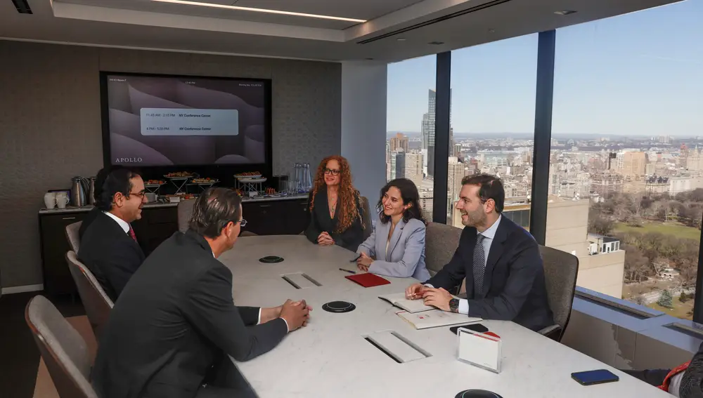 Ayuso subraya el potencial de Madrid en centros de datos, energía y ciberseguridad ante el fondo estadounidense Apollo