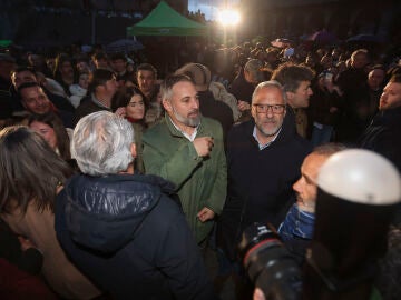 B&Eacute;JAR (SALAMANCA), 09/03/2026.- El presidente de VOX, Santiago Abascal, y el candidato de VOX a la presidencia de Castilla y Le&oacute;n, Carlos Poll&aacute;n (c dcha), llegan a la clausura del acto de campa&ntilde;a celebrado en B&eacute;jar. EFE/J. M. Garc&iacute;a 