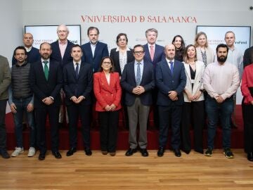 Acto de firma del convenio de colaboraci&oacute;n entre la Universidad de Salamanca y Virofend Therapeutics S.L. para la creaci&oacute;n de la C&aacute;tedra Virofend en Viroterapia en Sala de Prensa de la USAL