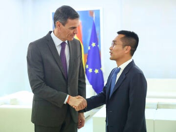 MADRID, 09/03/2026.- El presidente del Gobierno, Pedro S&aacute;nchez mantiene un encuentro con el CEO de Hithium, Jeff Wu (d), este lunes en el Complejo de la Moncloa. EFE/ Pool Moncloa/Fernando Calvo SOLO USO EDITORIAL/SOLO DISPONIBLE PARA ILUSTRAR LA NOTICIA QUE ACOMPA&Ntilde;A (CR&Eacute;DITO OBLIGATORIO) 
