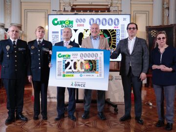 El alcalde de Valladolid, Jes&uacute;s Julio Carnero, yl delegado de ONCE en Castilla y Le&oacute;n Ismael P&eacute;rez, y Julia Gonz&aacute;lez Calleja presentan el cup&oacute;n