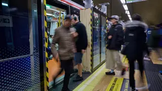 La Comunidad de Madrid ya tiene instaladas las primeras puertas de andén en la estación de Legazpi (Línea 6) La Comunidad de Madrid ya tiene instaladas las primeras puertas de andén en la estación de Legazpi (Línea 6 de Metro). Este proyecto forma parte de la automatización integral de la línea circular, con el objetivo de permitir la circulación de trenes sin conductor para 2027, aumentando la seguridad y eficiencia.© Alberto R. Roldán / Diario La Razón.09 03 2026