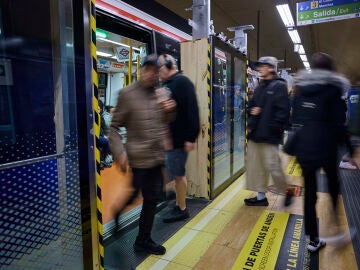 La Comunidad de Madrid ya tiene instaladas las primeras puertas de and&eacute;n en la estaci&oacute;n de Legazpi (L&iacute;nea 6 de Metro). Este proyecto forma parte de la automatizaci&oacute;n integral de la l&iacute;nea circular, con el objetivo de permitir la circulaci&oacute;n de trenes sin conductor para 2027, aumentando la seguridad y eficiencia.&copy; Alberto R. Rold&aacute;n / Diario La Raz&oacute;n.09 03 2026