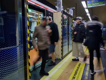 La Comunidad de Madrid ya tiene instaladas las primeras puertas de andén en la estación de Legazpi (Línea 6) La Comunidad de Madrid ya tiene instaladas las primeras puertas de andén en la estación de Legazpi (Línea 6 de Metro). Este proyecto forma parte de la automatización integral de la línea circular, con el objetivo de permitir la circulación de trenes sin conductor para 2027, aumentando la seguridad y eficiencia.© Alberto R. Roldán / Diario La Razón.09 03 2026