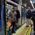 La Comunidad de Madrid ya tiene instaladas las primeras puertas de and&eacute;n en la estaci&oacute;n de Legazpi (L&iacute;nea 6)