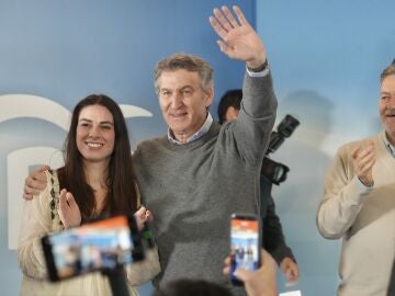 El l&iacute;der del PP, ayer en Riaza junto a Elena Rinc&oacute;n y Francisco V&aacute;zquez