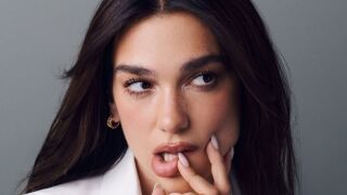 Dua Lipa con maquillaje de labios suave y ligeramente difuminado