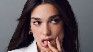 Dua Lipa con maquillaje de labios suave y ligeramente difuminado Dua Lipa con maquillaje de labios suave y ligeramente difuminado
