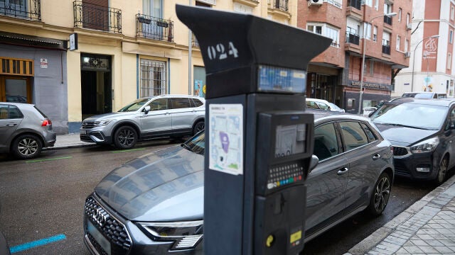 Parqu&iacute;metro del Servicio de Estacionamiento Regulado (SER), a 9 de marzo de 2026, en Madrid (Espa&ntilde;a). La nueva Ordenanza de Movilidad Sostenible aprobada por el Ayuntamiento abre la puerta a ampliar el horario de los parqu&iacute;metros m&aacute;s all&aacute; de las 21:00 h entre semana, despu&eacute;s de las 15:00 los s&aacute;bados e incluso activar el cobro los domingos y festivos en los barrios de mayor presi&oacute;n de tr&aacute;fico, con el objetivo de garantizar plazas a los residentes y fomentar el transporte p&uacute;blico. 09 MARZO 202...