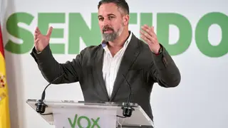 Abascal ve "del género tonto" que Mañueco "demonice" a Vox y luego le pida sus votos NAVARREDONDA DE GREDOS (ÁVILA), 09/03/2026.-El presidente de Vox, Santiago Abascal, interviene en un acto de la formación este lunes en el Parador de Gredos, en el municipio abulense de Navarredonda de Gredos, donde ha reunido al Comité Ejecutivo Nacional, el Comité de Acción Política y los portavoces Nacionales de su formación. EFE/ Raúl Sanchidrián