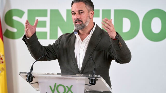 NAVARREDONDA DE GREDOS (&Aacute;VILA), 09/03/2026.-El presidente de Vox, Santiago Abascal, interviene en un acto de la formaci&oacute;n este lunes en el Parador de Gredos, en el municipio abulense de Navarredonda de Gredos, donde ha reunido al Comit&eacute; Ejecutivo Nacional, el Comit&eacute; de Acci&oacute;n Pol&iacute;tica y los portavoces Nacionales de su formaci&oacute;n. EFE/ Ra&uacute;l Sanchidri&aacute;n 