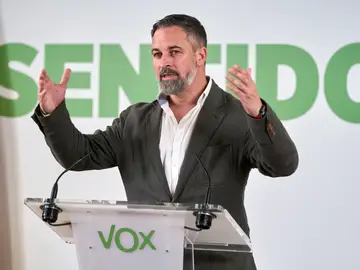 Abascal ve "del género tonto" que Mañueco "demonice" a Vox y luego le pida sus votos NAVARREDONDA DE GREDOS (ÁVILA), 09/03/2026.-El presidente de Vox, Santiago Abascal, interviene en un acto de la formación este lunes en el Parador de Gredos, en el municipio abulense de Navarredonda de Gredos, donde ha reunido al Comité Ejecutivo Nacional, el Comité de Acción Política y los portavoces Nacionales de su formación. EFE/ Raúl Sanchidrián