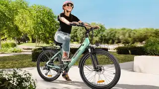 Esta bicicleta eléctrica se está vendiendo como pan caliente y no es para menos: cuesta solo 400 euros y puede empujarte hasta 120 kilómetros HILLMILES MileCity 1