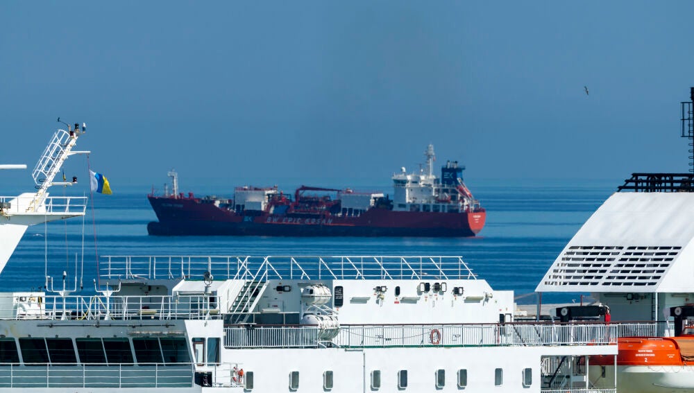 Cierran el puerto de Melilla por una fuga de gas en la descarga de butano desde un buque