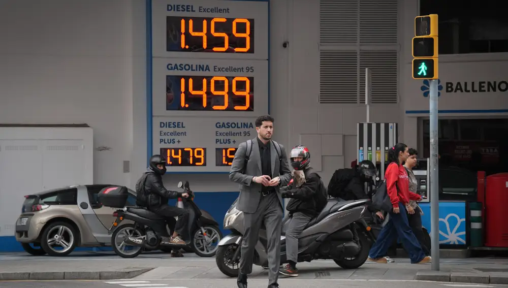 Cartel de precios en una gasolinera, en Barcelona, Catalunya (España). El repunte del precio del petróleo (crudo Brent) tras la escalada de tensión y nuevos ataques en Oriente Próximo está trasladándose a los carburantes. Las estimaciones apuntan a que, si se consolida el encarecimiento del crudo, el impacto podría ser de 8ñ10 céntimos por litro adicionales en el surtidor en las próximas semanas.