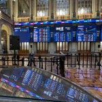 El IBEX 35 pierde un 0,86 % y los 17.000 puntos pendiente del precio del petr&oacute;leo