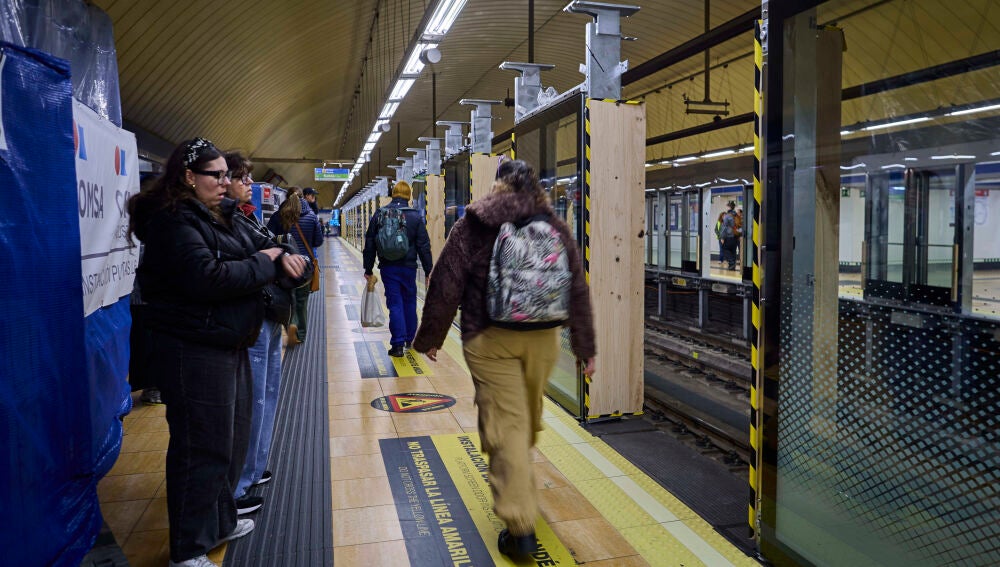 La Comunidad de Madrid ya tiene instaladas las primeras puertas de andén en la estación de Legazpi (Línea 6 d