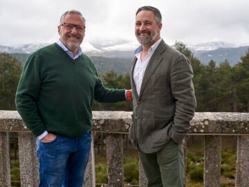 NAVARREDONDA DE GREDOS (&Aacute;VILA), 09/03/2026.-El presidente de Vox, Santiago Abascal, junto al candidato a las Cortes de Castilla y Le&oacute;n, Carlos Poll&aacute;n (i), este lunes en el Parador de Gredos, en el municipio abulense de Navarredonda de Gredos, donde ha reunido al Comit&eacute; Ejecutivo Nacional, el Comit&eacute; de Acci&oacute;n Pol&iacute;tica y los portavoces Nacionales de su formaci&oacute;n. EFE/ Ra&uacute;l Sanchidri&aacute;n