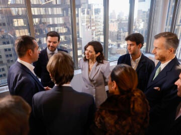 NUEVA YORK (ESTADOS UNIDOS), 09/03/2026.- La presidenta de la Comunidad de Madrid, Isabel D&iacute;az Ayuso (c), interviene en un encuentro informativo organizado junto a la C&aacute;mara de Comercio Espa&ntilde;a-EE.UU, este lunes en Nueva York. EFE/Comunidad de Madrid Prensa SOLO USO EDITORIAL/SOLO DISPONIBLE PARA ILUSTRAR LA NOTICIA QUE ACOMPA&Ntilde;A (CR&Eacute;DITO OBLIGATORIO) 