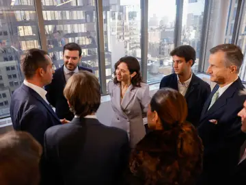 Isabel Díaz Ayuso en Nueva York NUEVA YORK (ESTADOS UNIDOS), 09/03/2026.- La presidenta de la Comunidad de Madrid, Isabel Díaz Ayuso (c), interviene en un encuentro informativo organizado junto a la Cámara de Comercio España-EE.UU, este lunes en Nueva York. EFE/Comunidad de Madrid Prensa SOLO USO EDITORIAL/SOLO DISPONIBLE PARA ILUSTRAR LA NOTICIA QUE ACOMPAÑA (CRÉDITO OBLIGATORIO)