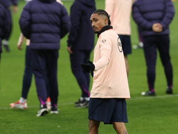 NEWCASTLE (United Kingdom), 09/03/2026.- Raphinha of Barcelona attends a training session in Newcastle, Britain, 09 March 2026. FC Barcelona will face Newcastle United in their UEFA Champions League Round of 16 1st leg match on 10 March. (Liga de Campeones, Reino Unido) EFE/EPA/ADAM VAUGHAN 