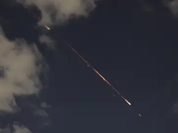 Israeli air defense intercept projectile above Tel Aviv Tel Aviv (Israel), 09/03/2026.- Israeli air defense intercept Iranian ballistic missiles projectile above Tel Aviv, Israel , 08 March 2026. Siren alarms warning of Iranian ballistic missiles sounded across central Israel. EFE/EPA/ABIR SULTAN EPA