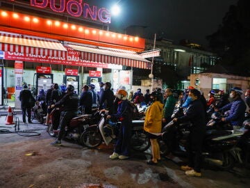 HANOI (Vietnam), 09/03/2026.- People queue to refill their motorbikes at a gas station in Hanoi, Vietnam, 09 March 2026. Vietnam plans to remove tariffs on ​fuels imports until the end of April 2026, to ensure supply amid disruption &zwnj;due to conflicts in the Middle East. EFE/EPA/LUONG THAI LINH 