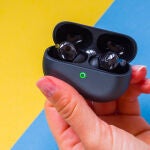 Los HUAWEI FreeBuds Pro 2 en la mano