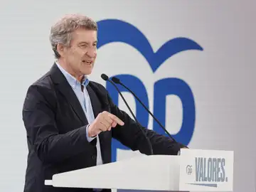 Feijóo replica al 'No a la guerra' de Sánchez: "Las consignas no dan de comer a los españoles. Las propuestas del PP sí" Feijóo replica al 'No a la guerra' de Sánchez: "Las consignas no dan de comer a los españoles. Las propuestas del PP sí"