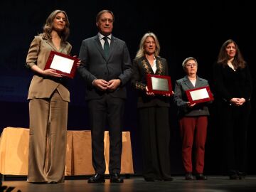 Garc&iacute;a Carbayo junto a Pilar Rodr&iacute;guez S&aacute;nchez, Mar&iacute;a &Aacute;ngeles Almeida Parra y Elena Salamanca