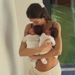 Estela Grande junto a sus mellizos Luca y Liah