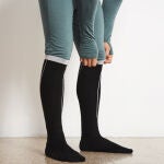 El motivo por el que no deber&iacute;as llevar calcetines negros en un avi&oacute;n, explicado por una tripulante de cabina 