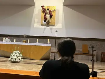Una monja reza en una iglesia Una monja reza en una iglesia
