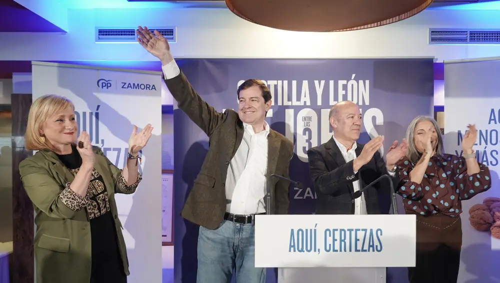 Mañueco saluda a los asistentes al acto en Toro junto a Leticia García y José María Barrios