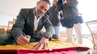 NAVARREDONDA DE GREDOS (&Aacute;VILA), 09/03/2026.-El presidente de Vox, Santiago Abascal, este lunes en el Parador de Gredos, en el municipio abulense de Navarredonda de Gredos, donde ha reunido al Comit&eacute; Ejecutivo Nacional, el Comit&eacute; de Acci&oacute;n Pol&iacute;tica y los portavoces Nacionales de su formaci&oacute;n. EFE/ Ra&uacute;l Sanchidri&aacute;n 