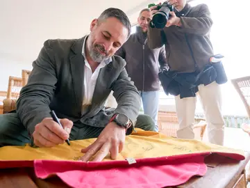 Abascal ve "del género tonto" que Mañueco "demonice" a Vox y luego le pida sus votos NAVARREDONDA DE GREDOS (ÁVILA), 09/03/2026.-El presidente de Vox, Santiago Abascal, este lunes en el Parador de Gredos, en el municipio abulense de Navarredonda de Gredos, donde ha reunido al Comité Ejecutivo Nacional, el Comité de Acción Política y los portavoces Nacionales de su formación. EFE/ Raúl Sanchidrián