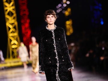 Paris (France), 09/03/2026.- Models present creations from the Fall/Winter 2026 collection of French-Belgian designer Matthieu Blazy for Chanel during Paris Fashion Week, in Paris, France, 09 March 2026. The presentation of the women's collections runs from 02 to 10 March 2025. (Moda, Francia) EFE/EPA/TERESA SUAREZ 