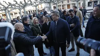 Feijóo saluda a vecinos sorianos junto a Rocío Lucas y Yolanda de Gregorio Feijóo saluda a vecinos sorianos junto a Rocío Lucas y Yolanda de Gregorio