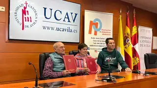 María del Rosario Saéz Yuguero firma el acuerdo junto a Benito Montero y Diego García María del Rosario Saéz Yuguero firma el acuerdo junto a Benito Montero y Diego García