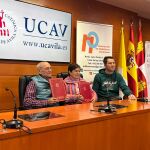 Mar&iacute;a del Rosario Sa&eacute;z Yuguero firma el acuerdo junto a Benito Montero y Diego Garc&iacute;a