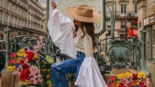 Look primaveral con blusa blanca y vaqueros